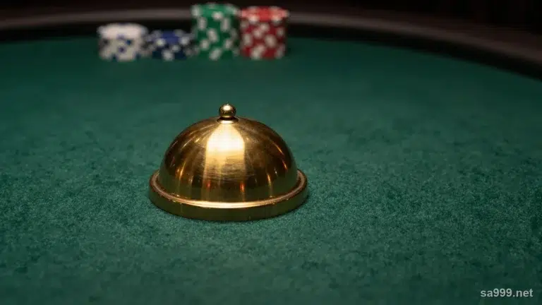 深綠色骰寶賭桌絨布中央放著一個關閉的金色蓋盅,一道暖色聚光燈打在上面,背景是模糊的賭場籌碼,代表押圍骰後等待開盅的時刻
